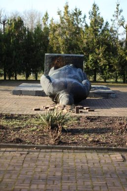 "Ленінопад" у Закарпатті: у Чопі більше немає пам’ятника Леніну (ФОТО) – 01