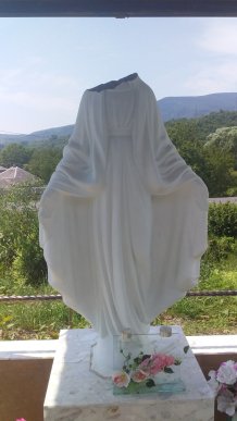 Закарпатці обурені тим, що вандали зробили зі статуєю Пресвятої Богородиці – 04