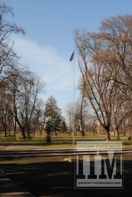 У Мукачеві оперативно замінили потріпаний прапор України на новий (ФОТО) – 02