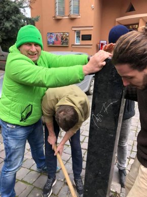 В Мукачеві встановили пам‘ятник режисеру фільму "Пролітаючи над гніздом зозулі" – 06