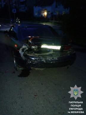 У Мукачеві "Рено" в’їхало в "Мазду": п’янезний водій втік із місця ДТП – 05
