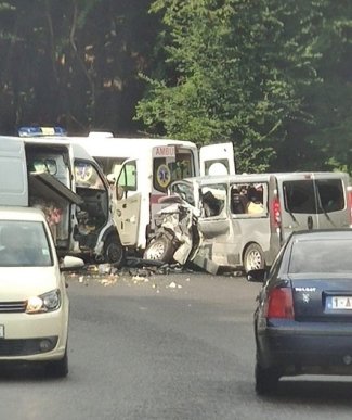 Автотроща на Закарпатті: зіткнулися мікроавтобуси – 02