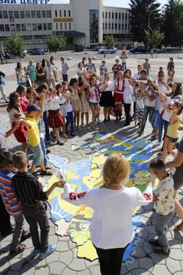 В Іршаві з пазлів молодь складала Україну – 04