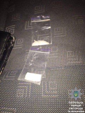 Вночі у водія знайшли речовини, схожі на наркотичні – 01