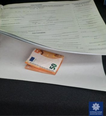 Пропонував 50 євро: закарпатець намагався "домовитися" із поліцейськими – 01