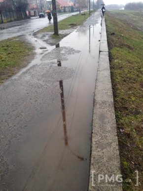 Окремі вулиці, тротуари та частина набережної Мукачева – у воді. Люди не приховують обурення – 11 Окремі вулиці, тротуари та частина набережної Мукачева – у воді. Люди не приховують обурення – 11