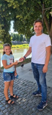 На Закарпатті 9-річна дівчинка віддала ЗСУ гроші, які їй подарували на день народження – 02