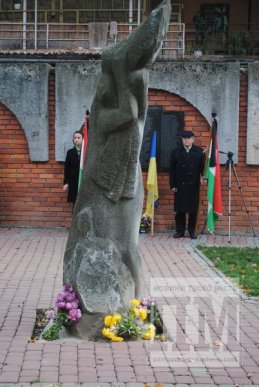 Угорська громада Мукачева поклала вінки до пам’ятної дошки жертвам сталінських репресій (ФОТОРЕПОРТАЖ) – 05