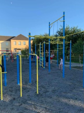 У Новому Давидкові зводять дитячий і спортивний майданчики – 02