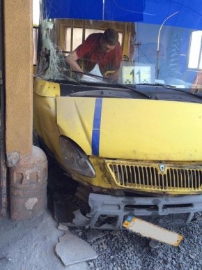 В Ужгороді маршрутка в’їхала в будинок – 04