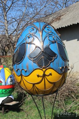 Завтра у центрі Мукачева розмістять дві гігантські ковані писанки – 10