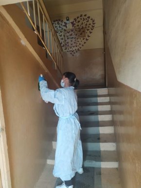 У Мукачеві дезінфікують автобусні зупинки та під’їзди багатоповерхівок – 06