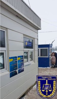 Попався на хабарі: закарпатський прикордонник намагався з`їсти долари – 02 Попався на хабарі: закарпатський прикордонник намагався з`їсти долари – 02