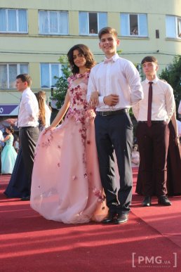 Мукачівські випускники станцювали прощальний вальс у центрі міста – 41