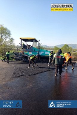 На Закарпатті цілодобово ремонтують дороги до відомих курортів  – 02