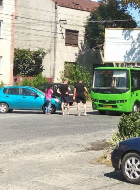 У Мукачеві зіткнулись легковик і автобус – 02