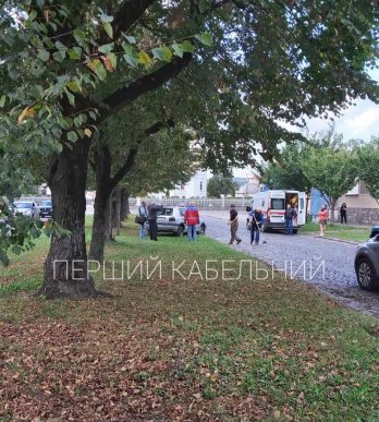 Аварія у Мукачеві: в мікрорайоні Росвигово машина перекинулась на дах – 02