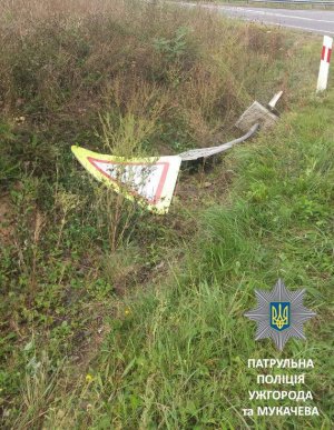 П’яний водій зніс в Ужгороді дорожній знак та злетів у кювет – 03