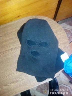 Тячівські правоохоронці виявили у фігуранта кримінального провадження кастет і балаклаву – 03