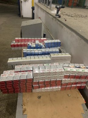 Прикордонники дістали зі сховків мікроавтобуса 600 пачок сигарет – 02