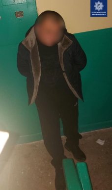 Невідомий розбив скло на машині та викрав звідти речі – 03