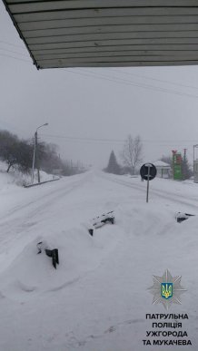 Через сильні снігопади на трасах "Київ-Чоп" та "Мукачево-Рогатин" тимчасово обмежили рух вантажівок – 01