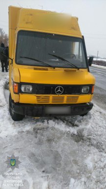 У передмісті Ужгорода зіткнулись іномарки "Мерседес" та "Ніссан" – 03