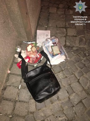 Вночі троє невідомих напали на чоловіка і відібрали сумку з грошима – 02