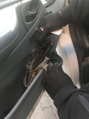 Прикордонники знайшли у мікроавтобусі зброю – 02