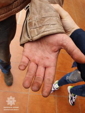 Хлопець порізав шини на авто, яке припаркували біля його дому – 04