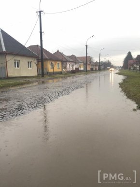 Окремі вулиці, тротуари та частина набережної Мукачева – у воді. Люди не приховують обурення – 14 Окремі вулиці, тротуари та частина набережної Мукачева – у воді. Люди не приховують обурення – 14