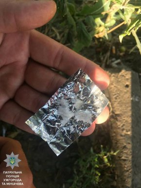 Ужгородські патрульні виявили у двох велосипедистів речовини, схожі на наркотичні – 01