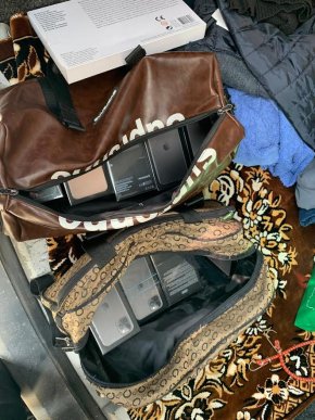 Чоловік намагався незаконно провезти через кордон 19 телефонів iPhone  – 04