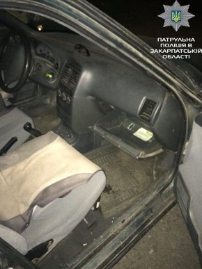 Патрульні піймали "на гарячому" чоловіка, який обкрадав вночі автомобілі – 03