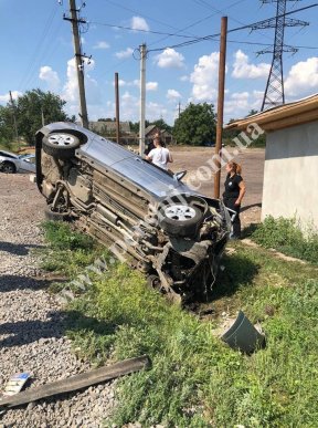 Моторошна ДТП: зіткнулися 2 машини. Одна з них перекинулася – 01