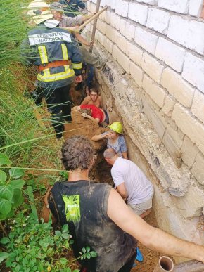 Кількох закарпатців засипало ґрунтом. Одна людина загинула – 01