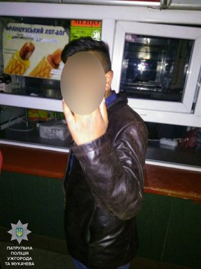 Неповнолітні юнаки намагалися пограбувати торговий павільйон – 03 Неповнолітні юнаки намагалися пограбувати торговий павільйон – 03