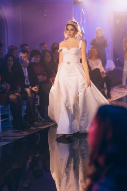 Мода заради життя: на Закарпатті відбувся ІІІ-й благодійний показ мод дизайнерки Роксолани Новак – 37