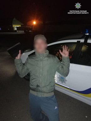 Справляв потребу та лаявся: патрульні розповіли про водія, якого зупинили у Мукачеві – 03