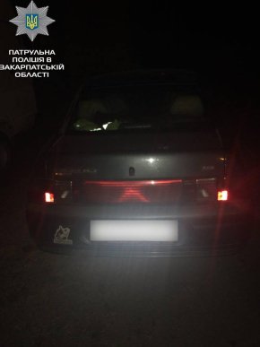 Патрульні піймали "на гарячому" чоловіка, який обкрадав вночі автомобілі – 01