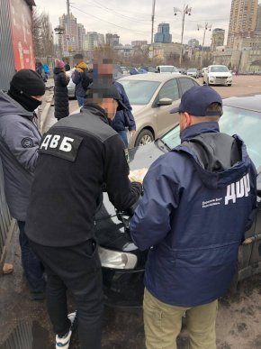 Поліцейський вимагав хабар за погодження дозволу на рекламу – 01