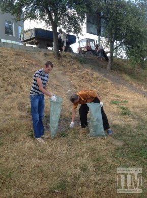 Свідомі мукачівці очищали набережну міста від сміття (ФОТО) – 18 Свідомі мукачівці очищали набережну міста від сміття (ФОТО) – 18