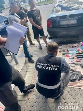 Поліцейські показали затримання мукачівських наркоторговців – 02 Поліцейські показали затримання мукачівських наркоторговців – 02