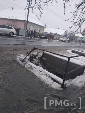 У Ракошині авто злетіло з траси та перекинулося – 01 У Ракошині авто злетіло з траси та перекинулося – 01