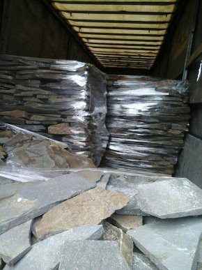 На Воловеччині патрульні затримали водія, який нелегально перевозив дорогоцінне каміння – 02