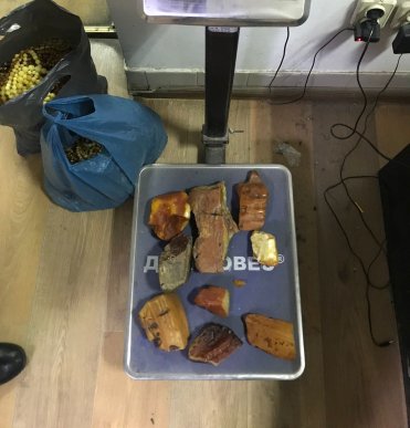 Чоловік намагався нелегально перевезти через держкордон кілограми бурштину – 03