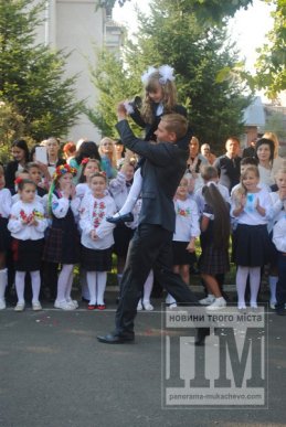 Перший дзвоник відсвяткували у Мукачівській гімназії (ФОТОРЕПОРТАЖ) – 21 Перший дзвоник відсвяткували у Мукачівській гімназії (ФОТОРЕПОРТАЖ) – 21