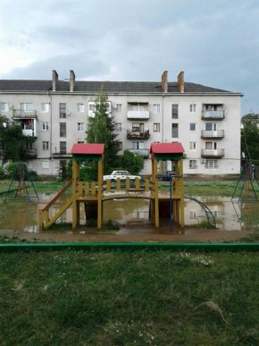 Негода створила у Мукачеві водні атракціони для дітей – 12