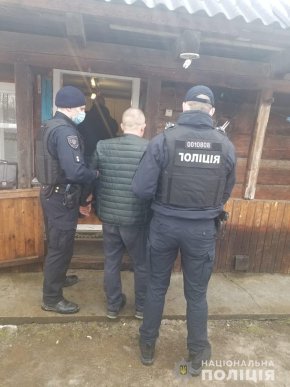 Поліцейські Тячівщини спіймали “на гарячому” наркоторговця: ВІДЕО – 04