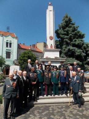 У Мукачеві цьогоріч свято Перемоги відзначили скромно та без масових заходів (ФОТО) – 05